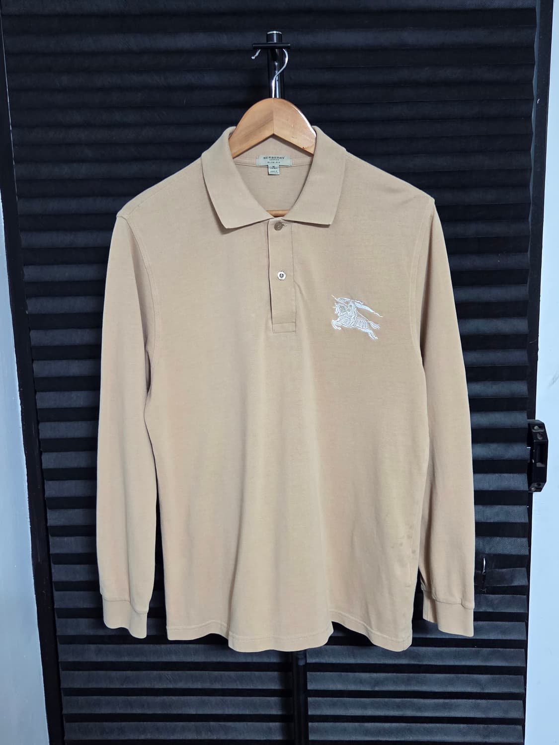 [버버리] 기사 로고 슬림핏 긴팔 카라 티셔츠 | 00212 상품이미지1