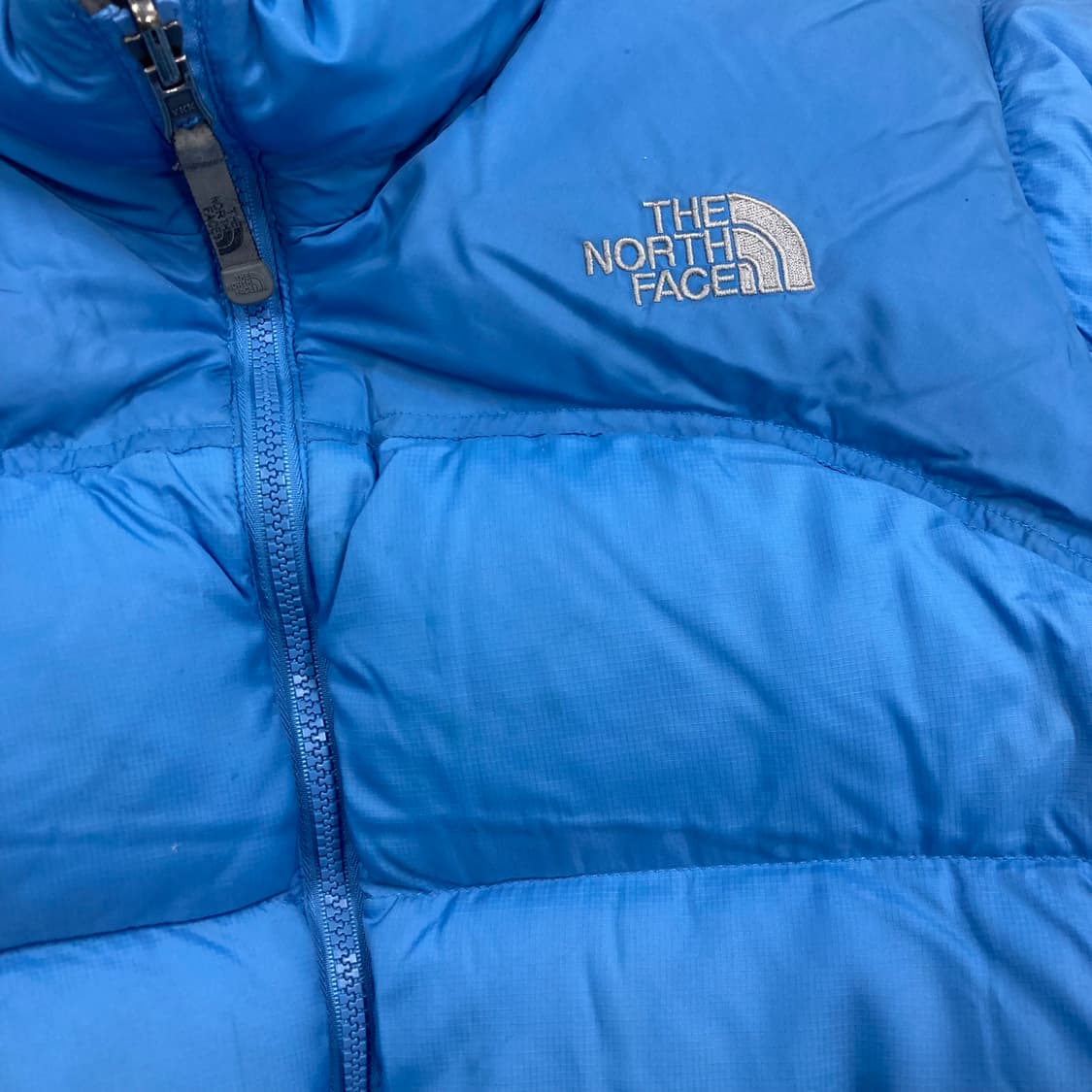 노스페이스 스카이 컬러 우먼스 레트로 700 눕시 패딩 상품이미지2