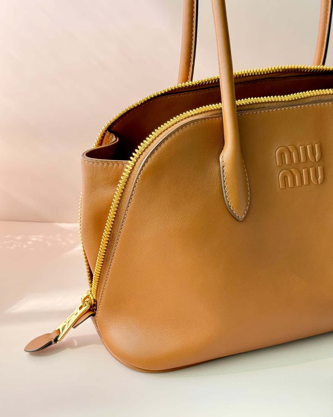 미우미우 레더 탑핸들백 꼬냑 (borsa a mano/5ba290) 상품이미지5