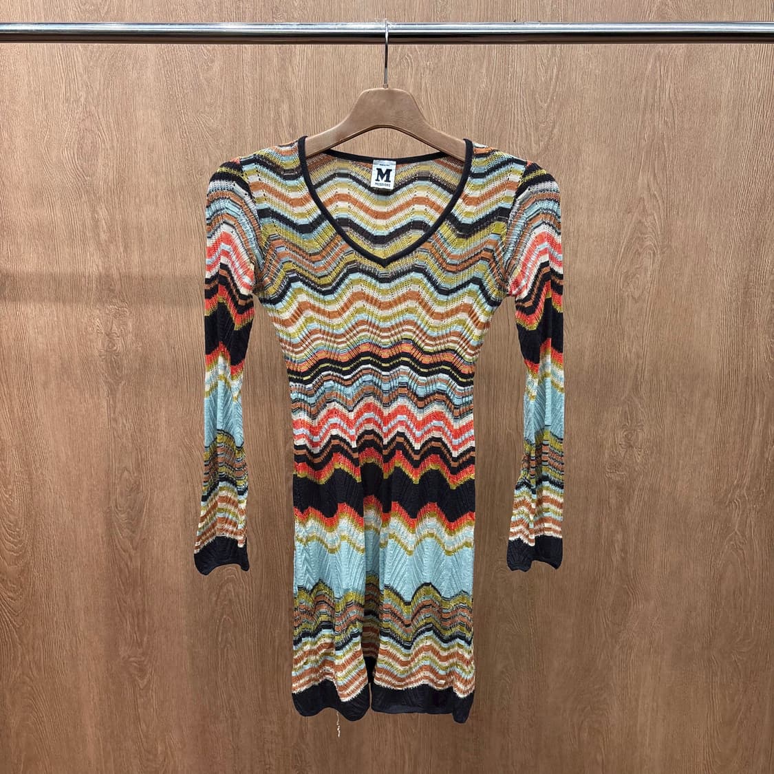 미쏘니 브이넥 니트 미디 원피스 지그재그 스트라이프 패턴 슬림핏 브라운 상품이미지2