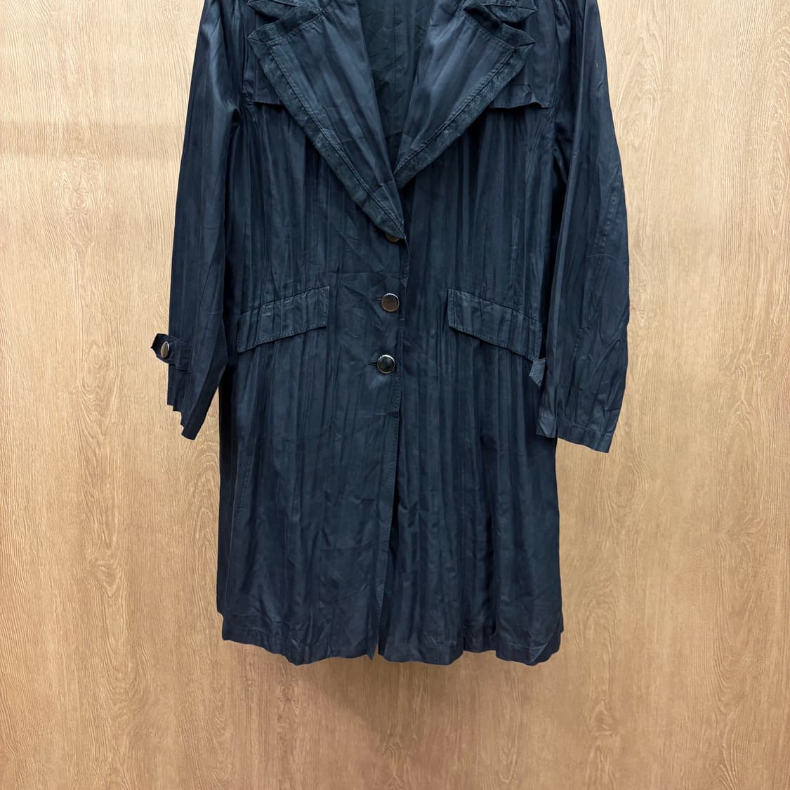 스피치오 싱글 코트 세로 플리츠 텍스처 소매 스트랩 포켓 디테일 블랙 상품이미지5