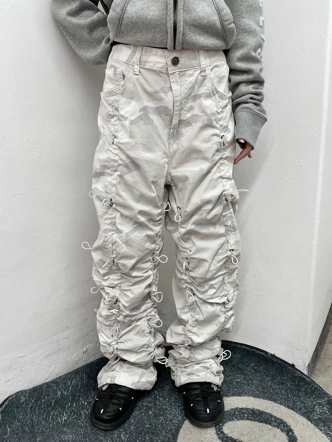 스모크라이즈 화이트 카모 스토퍼 디테일 팬츠 상품이미지1