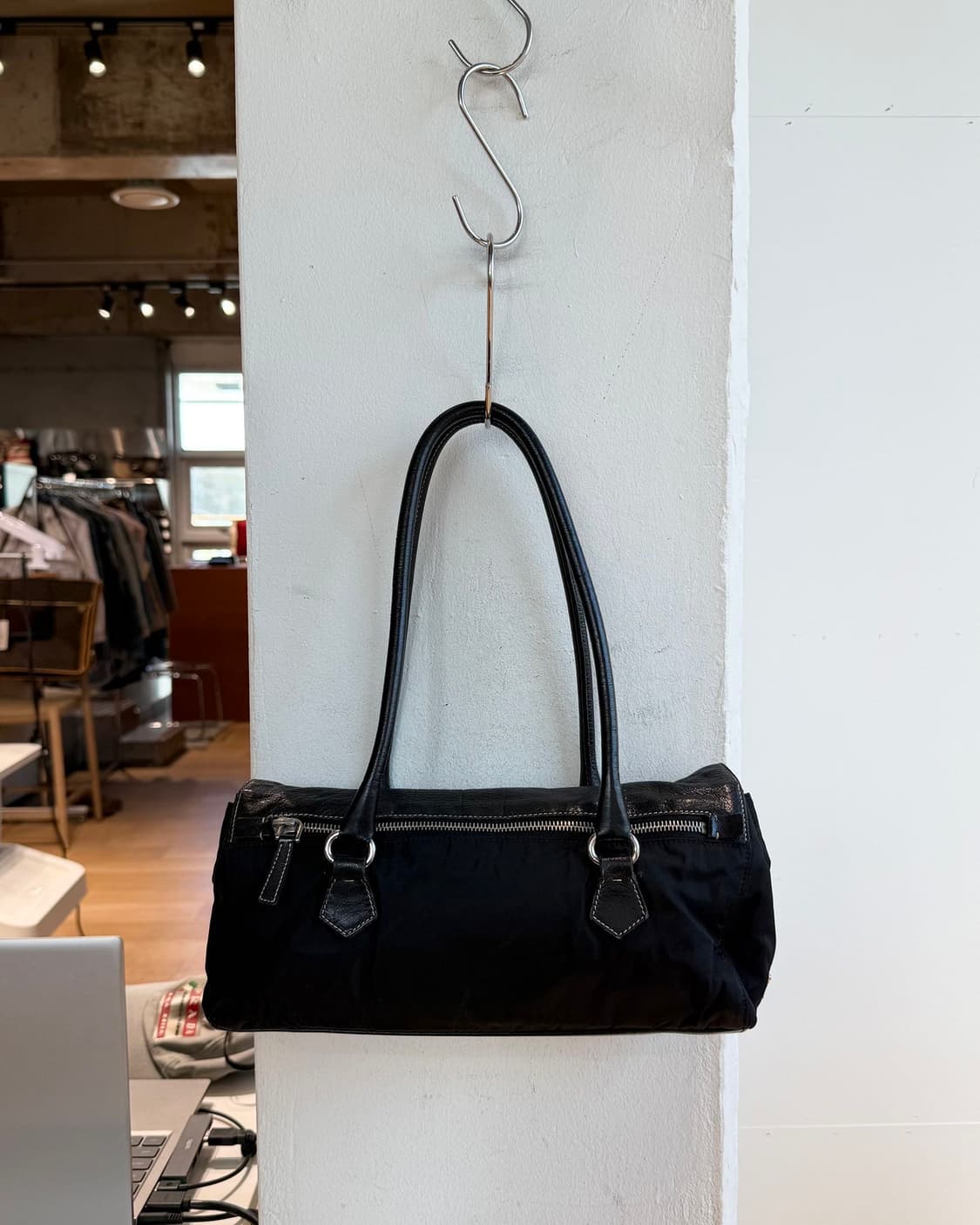 프라다 블랙 포코노 버클 바게트 숄더백  상품이미지5