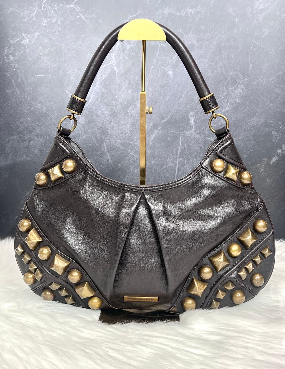 Burberry 버버리 다크 브라운 알버튼 소가죽 스터드 호보백 숄더백 상품이미지4