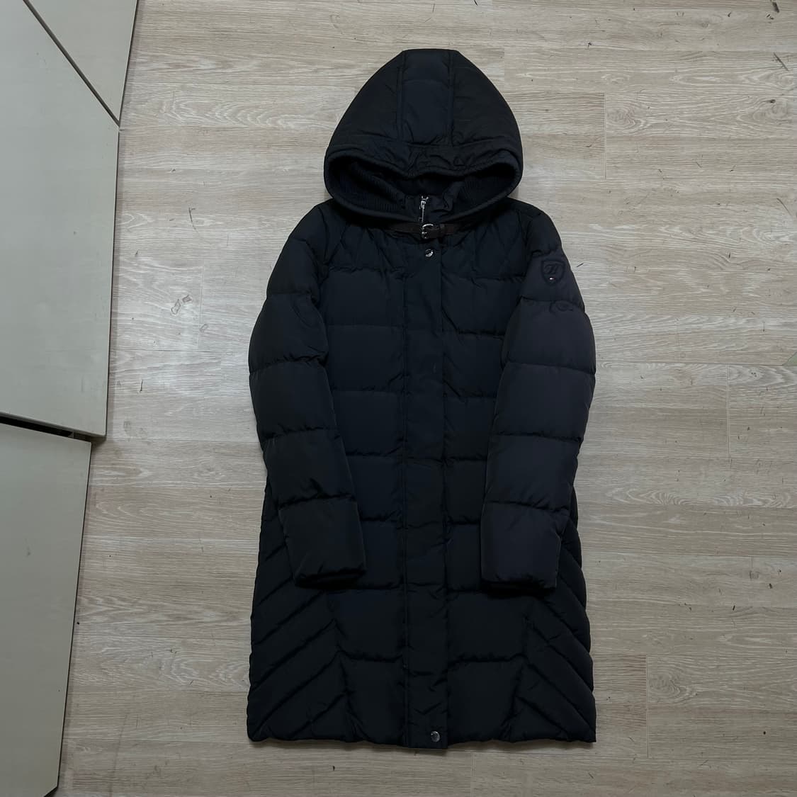 타미힐피거 여성 덕다운 와펜 후드 롱패딩 점퍼 [블랙] S/90 상품이미지1