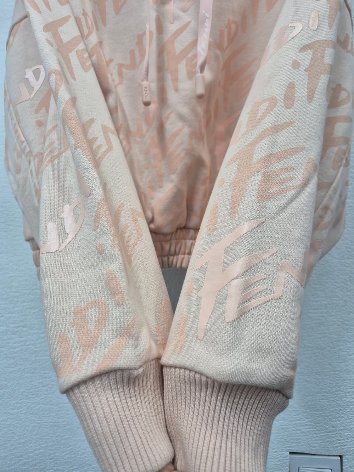 펜디 FENDI 올오버 로고 밴딩헴 크롭 후드티 / 55(정품) 상품이미지2