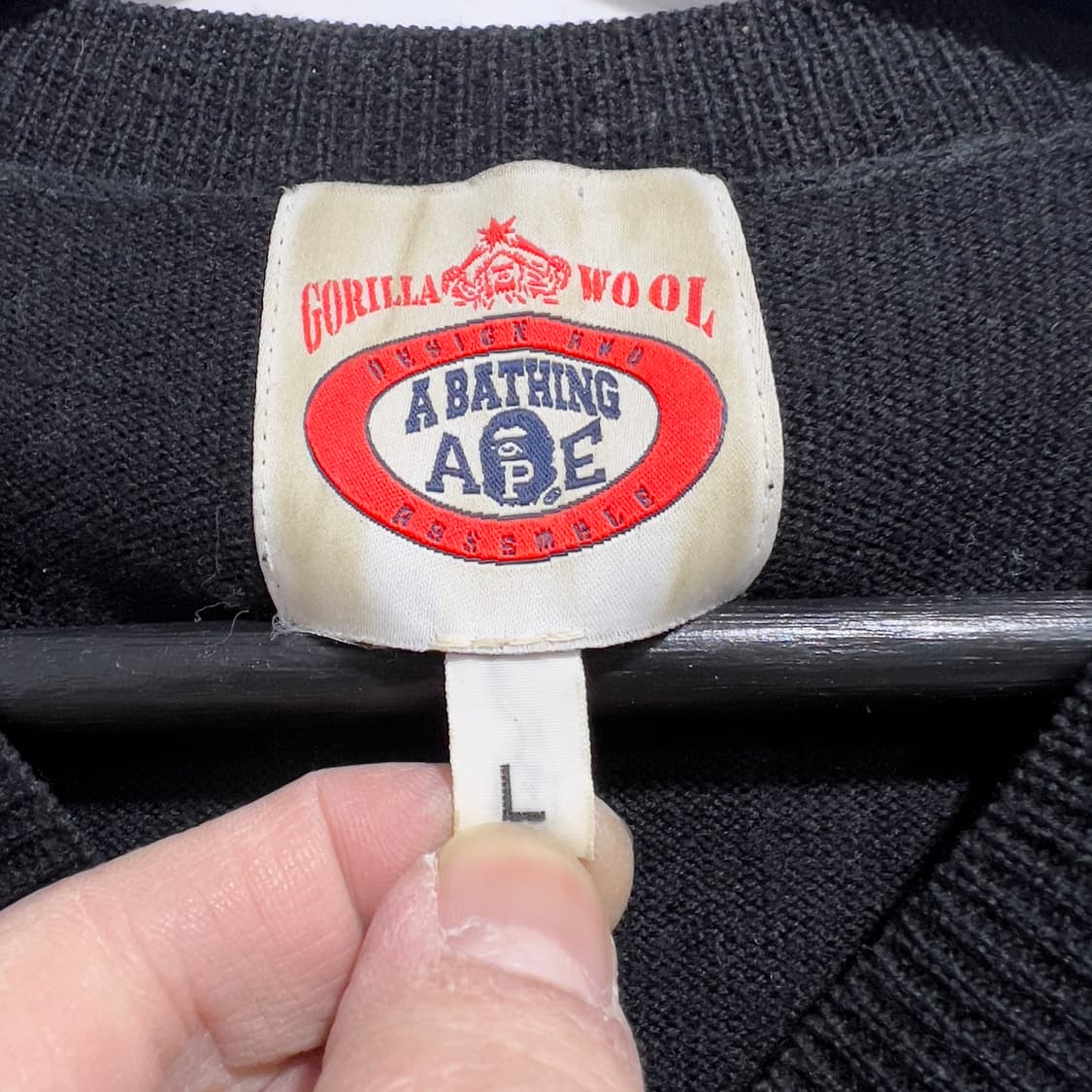 베이프 아카이브 브이넥니트 상품이미지4