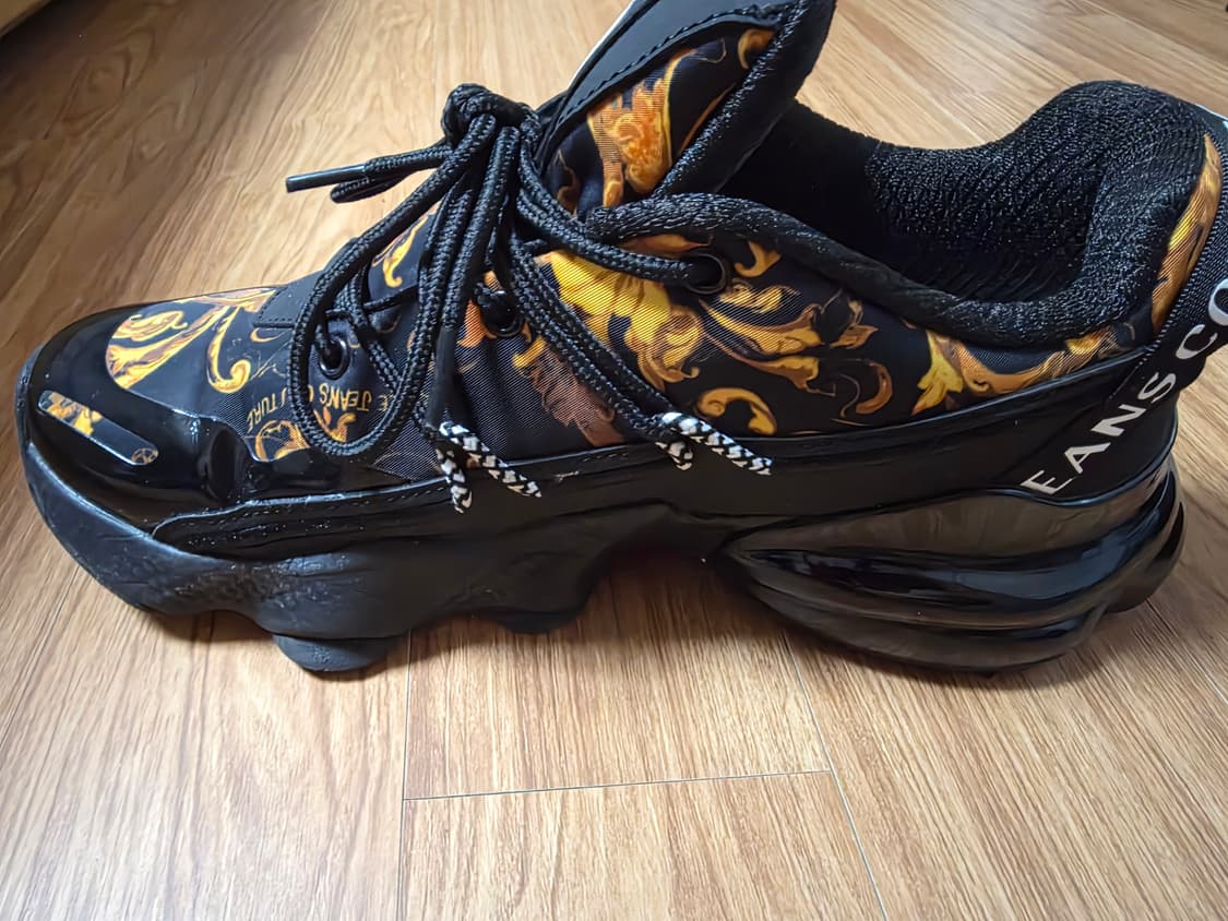 블랙/골드 색상의 베르사체 25FW 스니커즈 상품이미지5