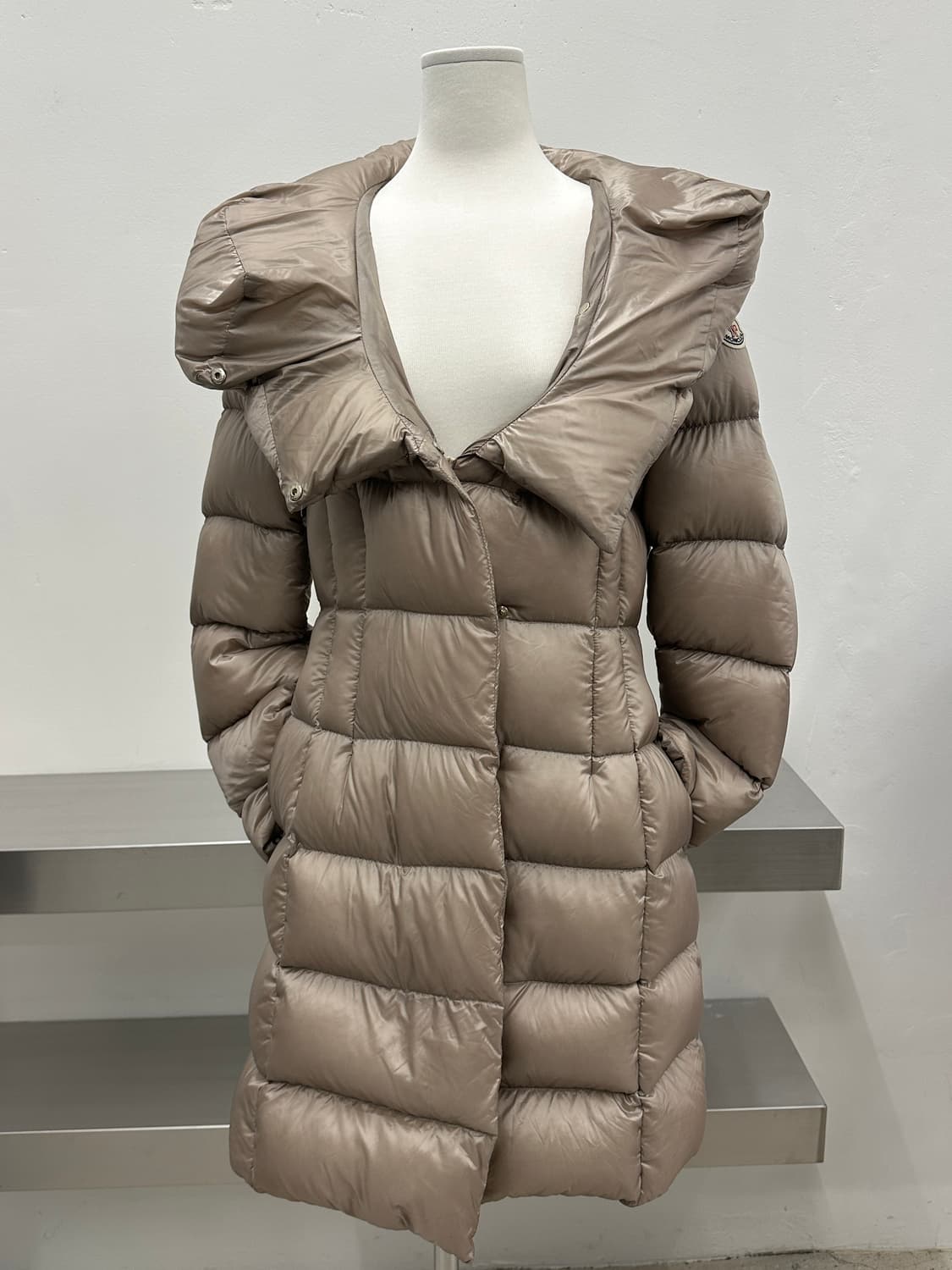 몽클레어 샴페인 골드 라베단 롱 다운 패딩  상품이미지3