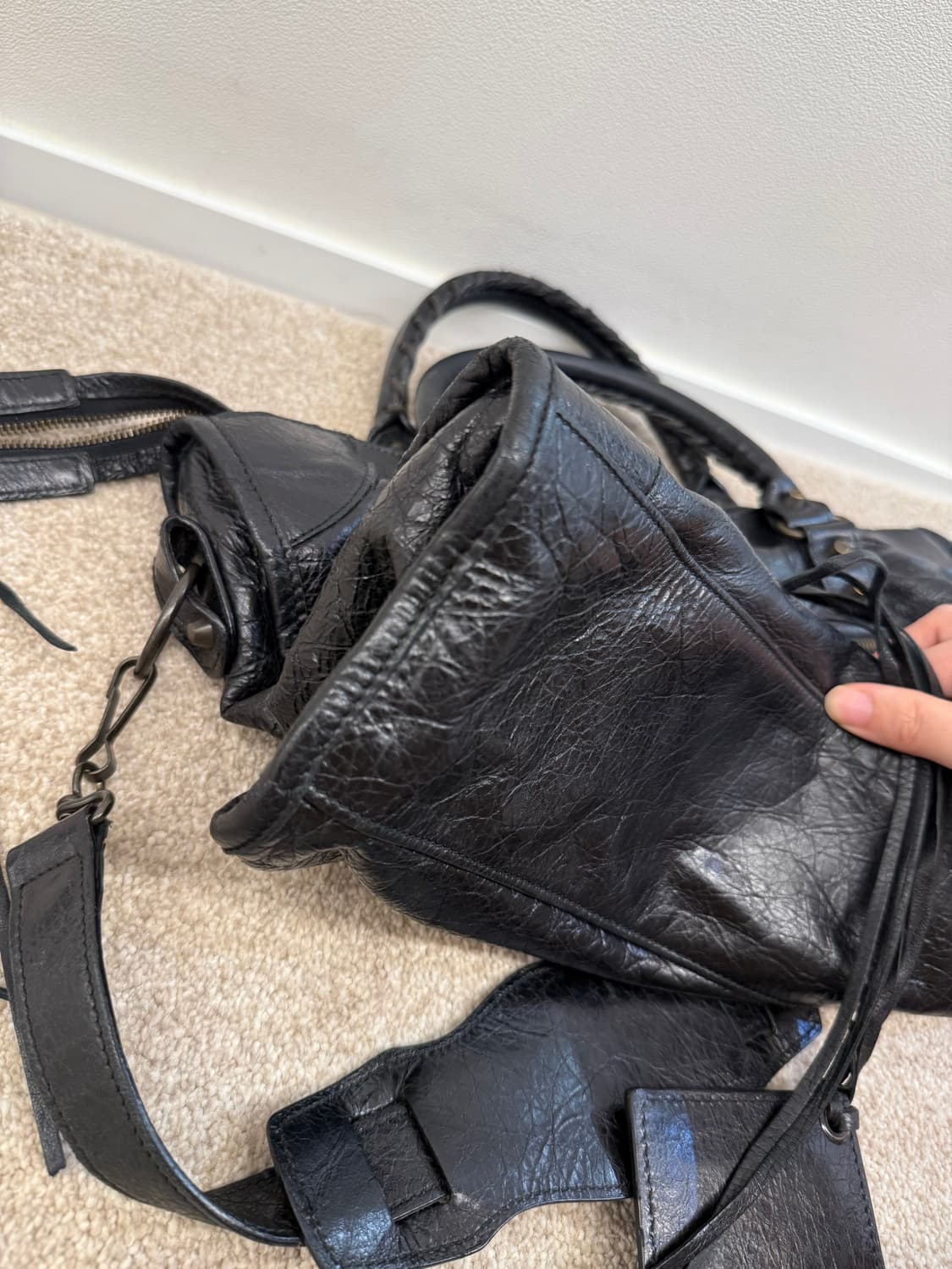 발렌시아가 시티 모터백 미디움 블랙 흑장 브라스 상품이미지4