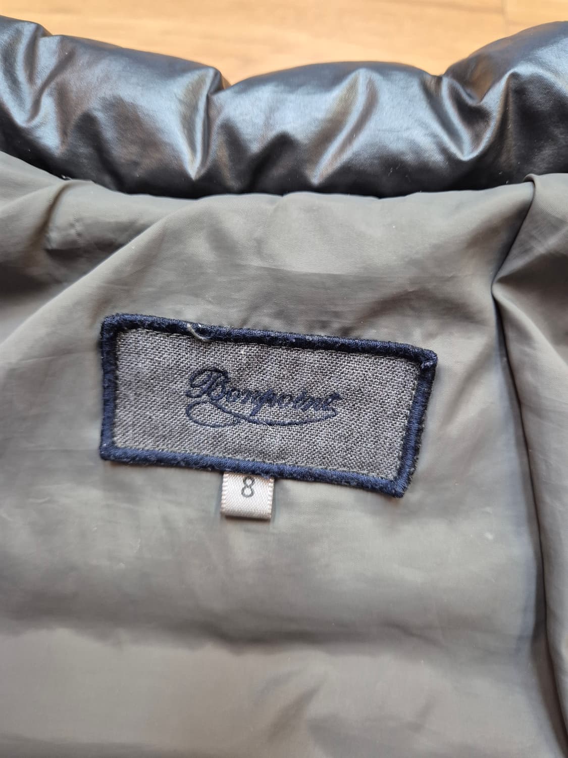 봉포인트 블랙 색상 경량 패딩입니다. 겉감은 폴리에스터 100% 소재로  상품이미지5