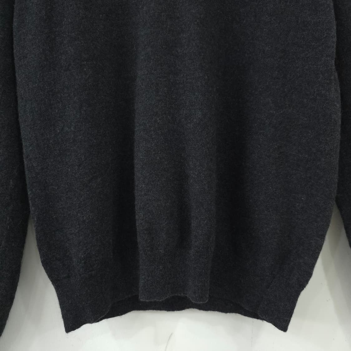 바나나리퍼블릭 메리노 울100 차콜그레이 브이넥 니트 상품이미지4