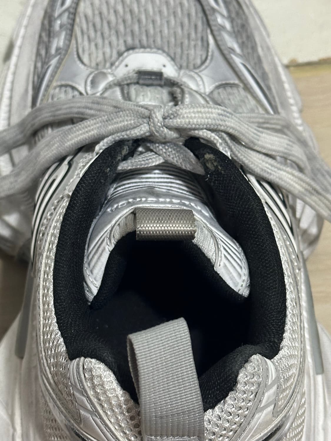 43 발렌시아가 10xl 화이트 팝니다 상품이미지4