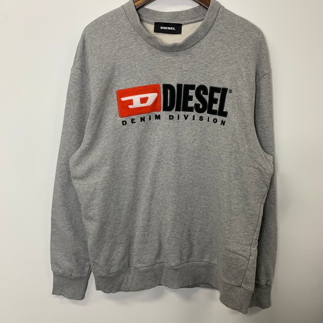 디젤 자수 빅로고 그레이 맨투맨 상품이미지2