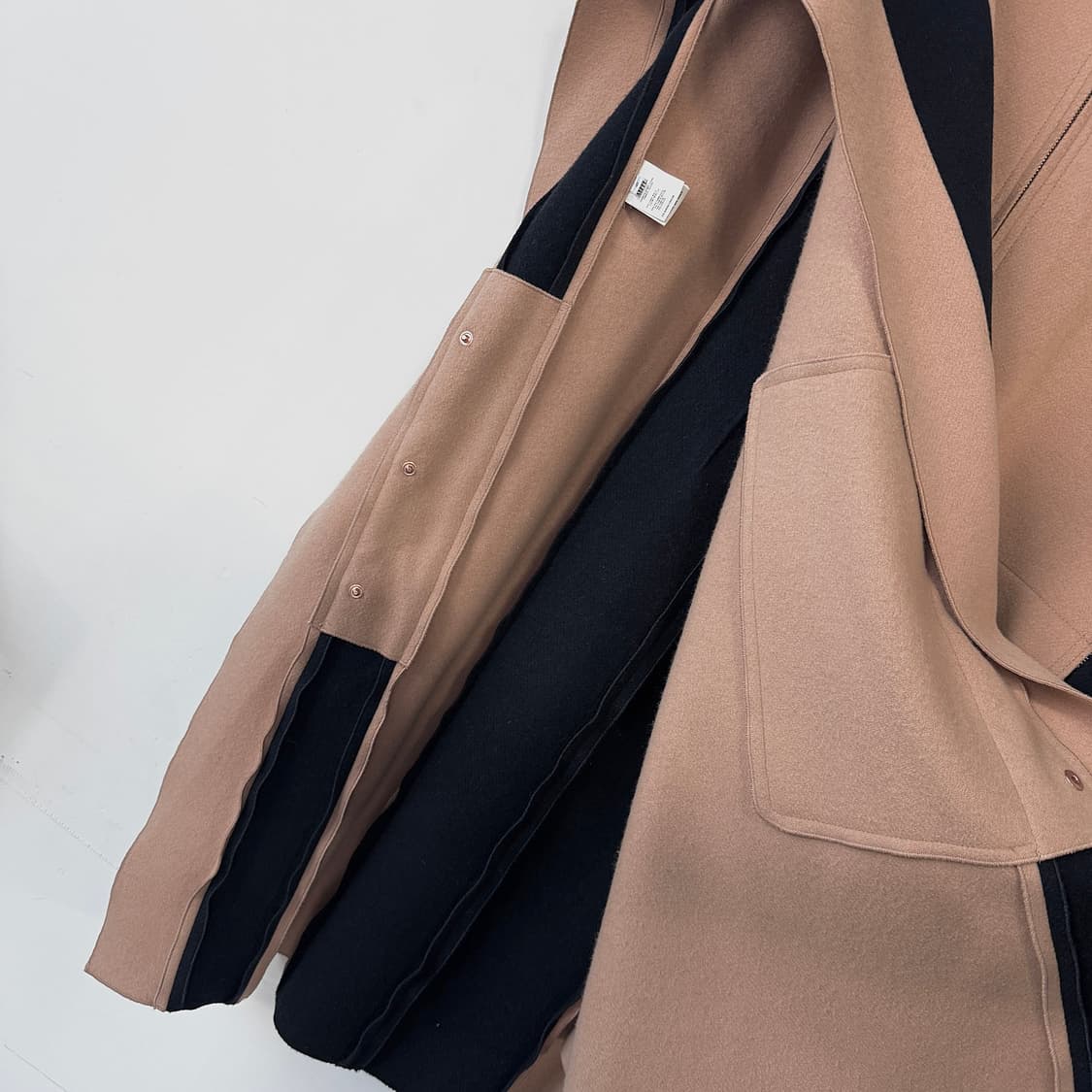 세드릭샬리에 배색 오버 케이프 코트 상품이미지3