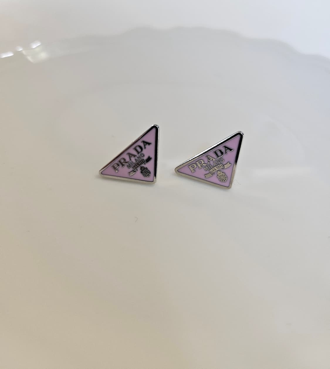 프라다 업사이클링 삼각로고 미니 귀걸이 핑크 상품이미지1