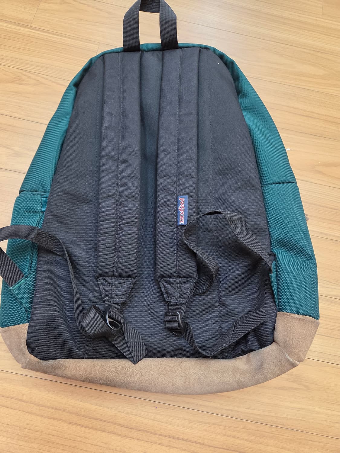 잔스포츠 백팩 JS0A4QVA 모델 판매합니다. 녹색 바탕에 하단 스웨이 상품이미지2