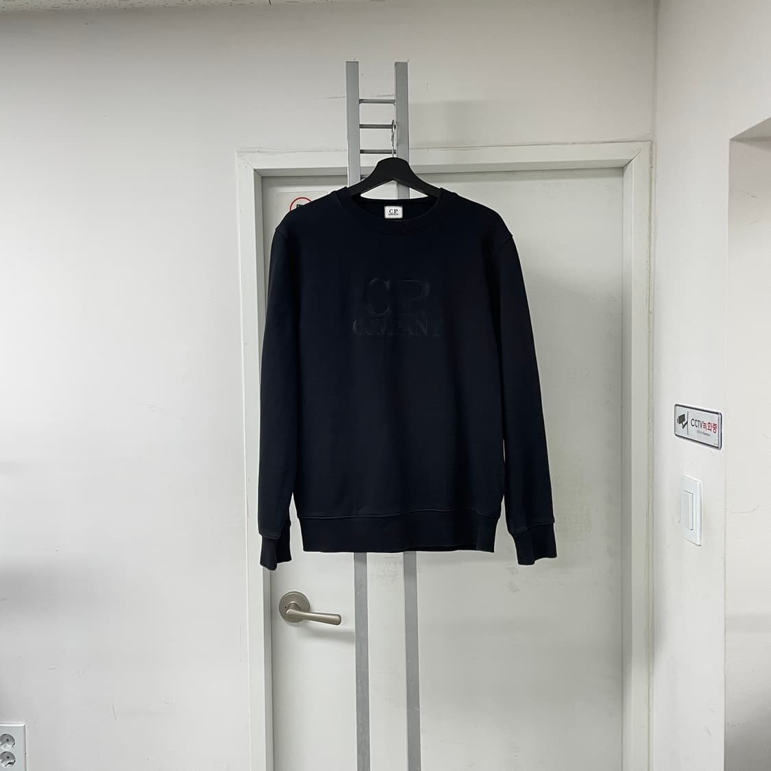 CP 컴퍼니 빅로고 맨투맨 블랙 L 상품이미지1