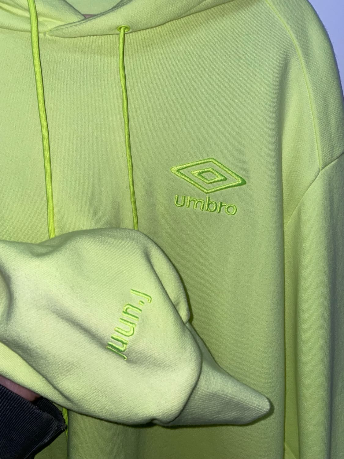 엄브로 X Juun.J 형광 후드티 상품이미지4