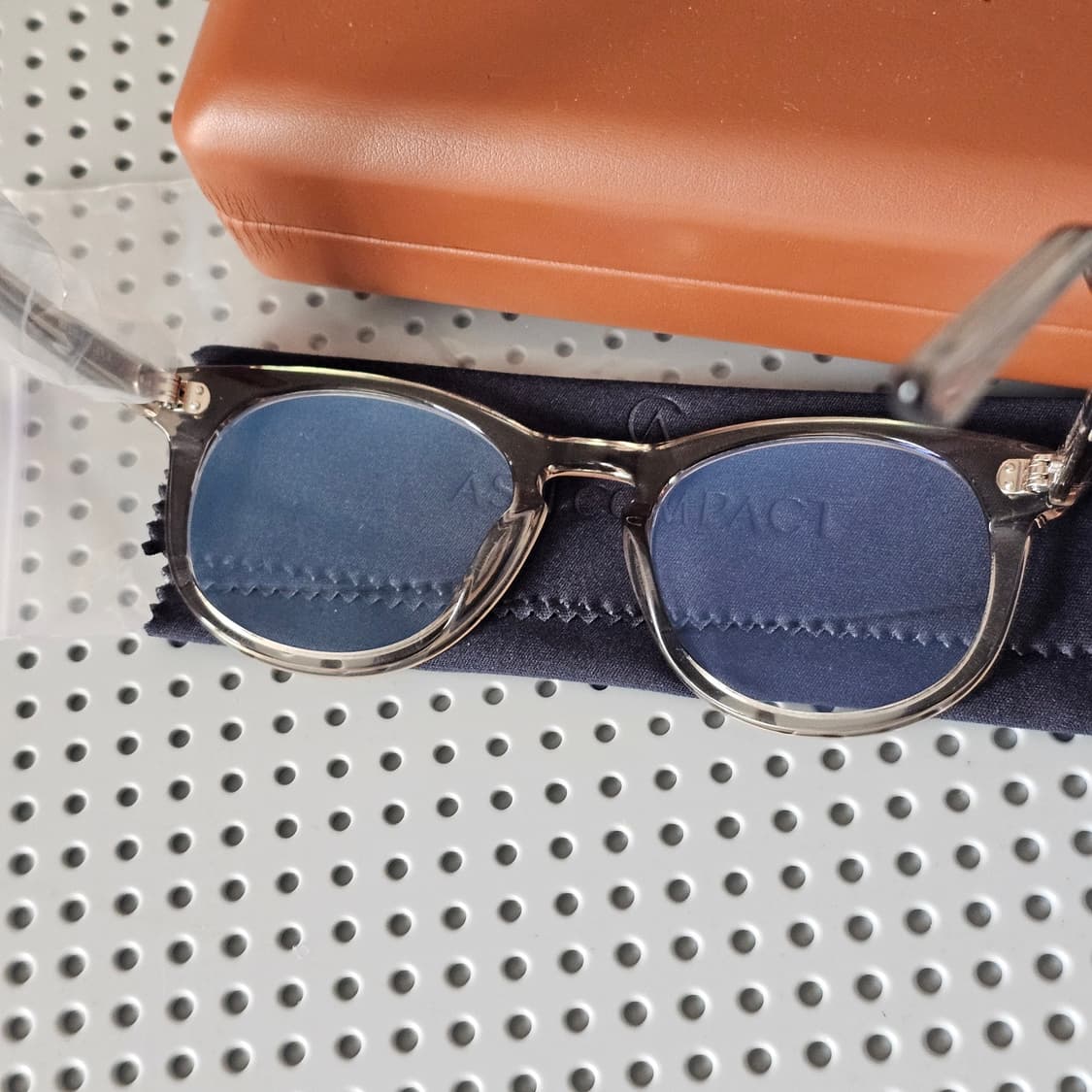 미시착 새제품) 애쉬컴팩트 세니세로 뿔테 안경테 웜그레이 반투명 틴트 상품이미지4