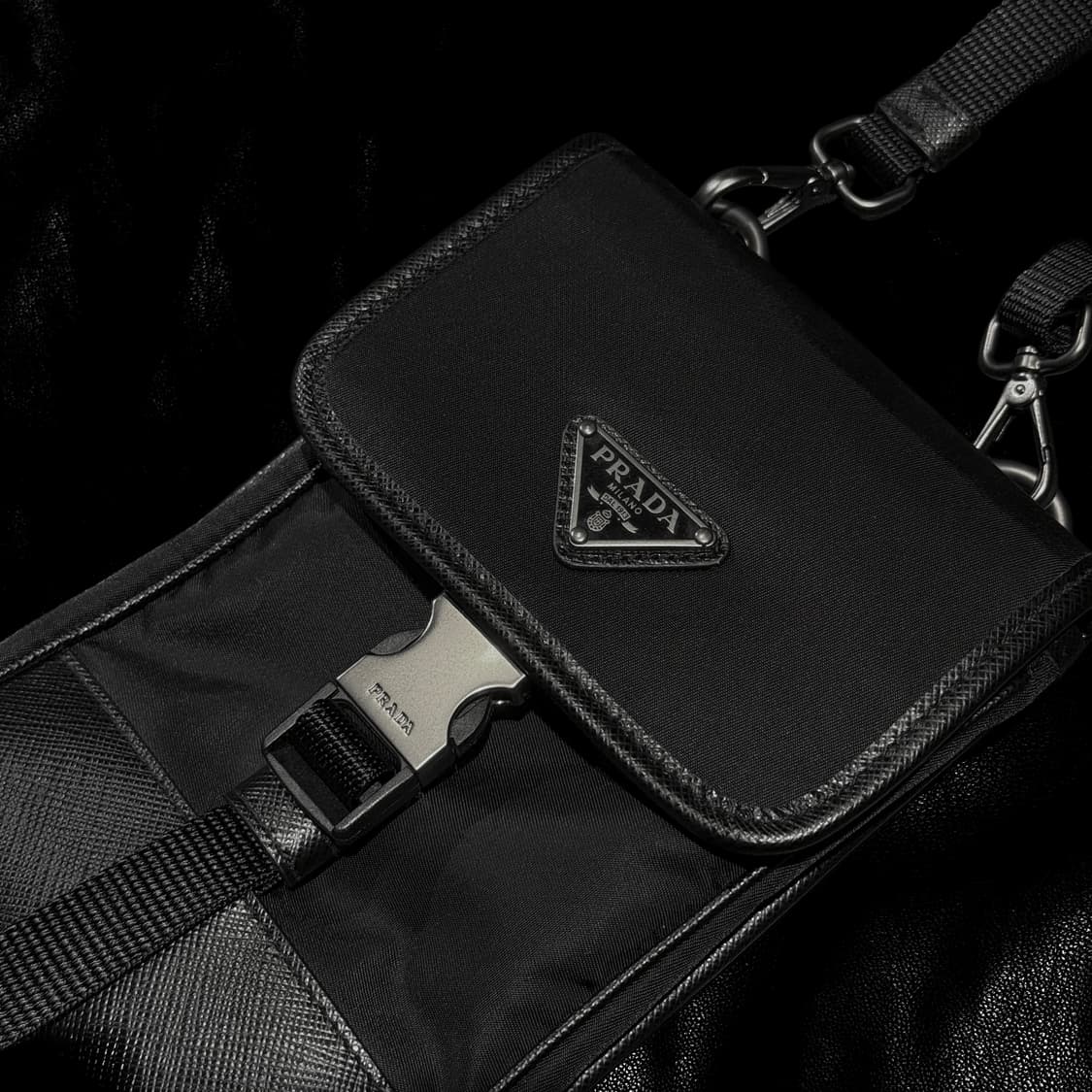 프라다 사피아노 리나일론 스트랩 폰 케이스백 블랙 상품이미지5
