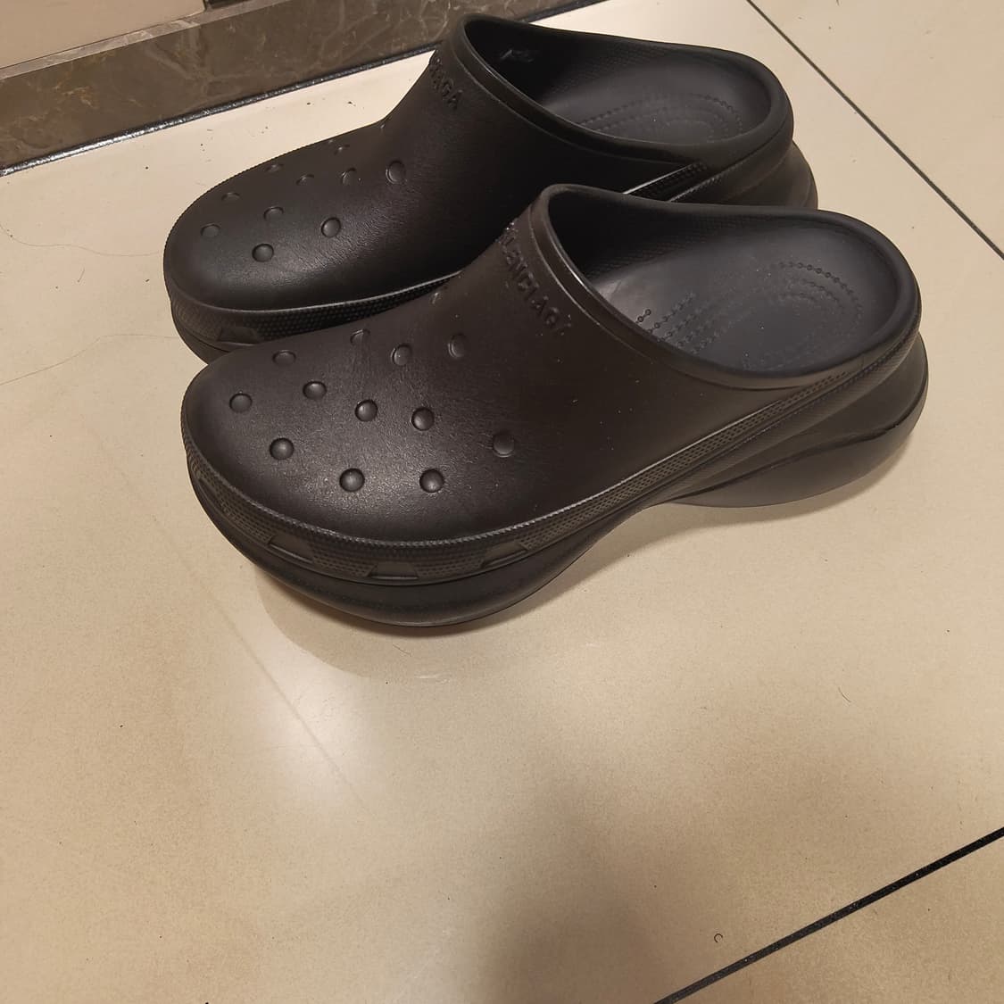 발렌시아가 크록스 클로그 뮬 블랙 43 상품이미지1