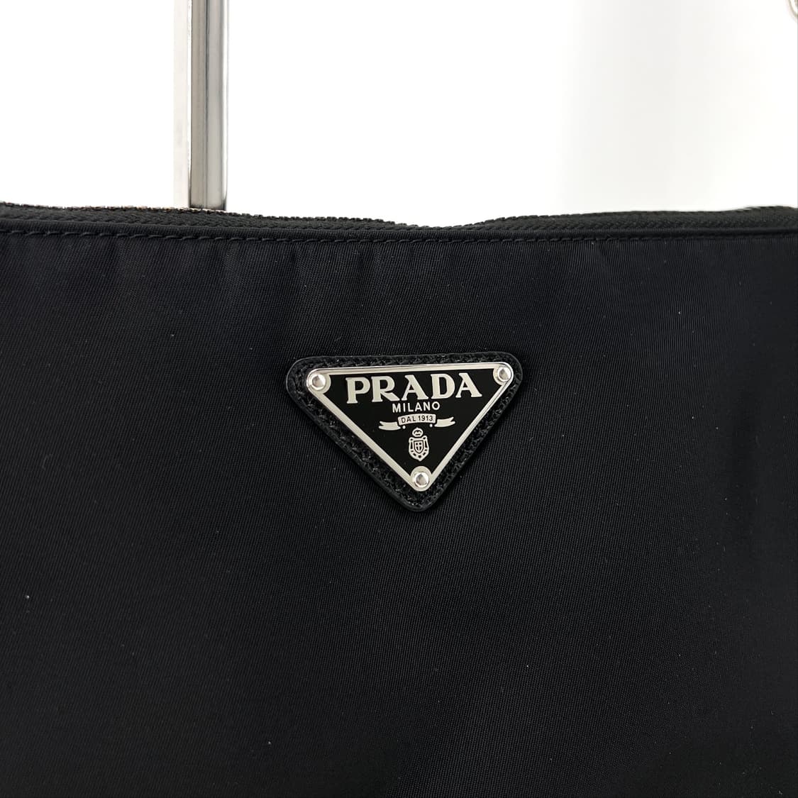 프라다 삼각로고 리나일론 사피아노 크로스백 블랙 (2VH113) 상품이미지7