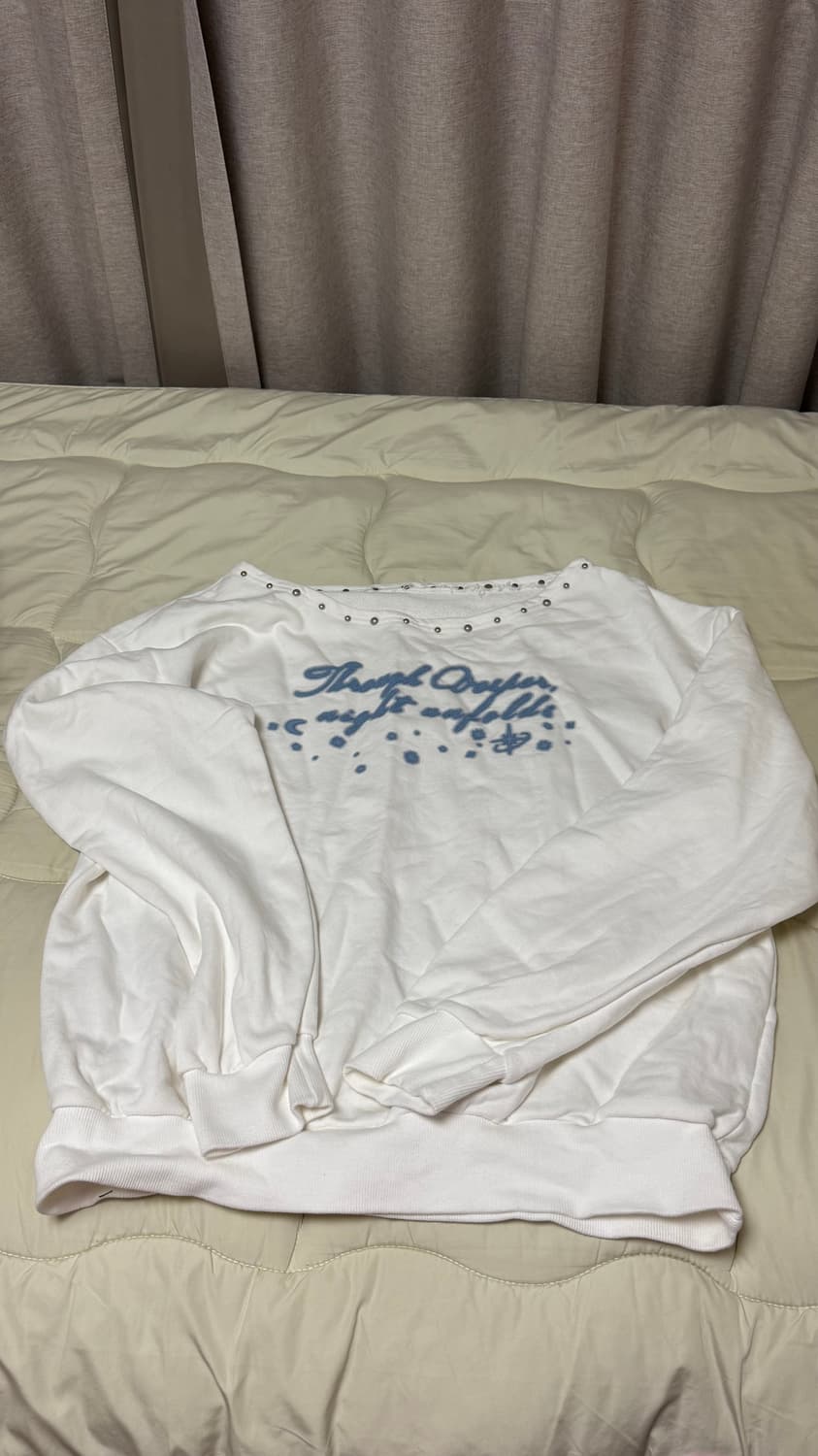 일리고 원숄더 스터드 보트낵 맨투맨 화이트 상품이미지1