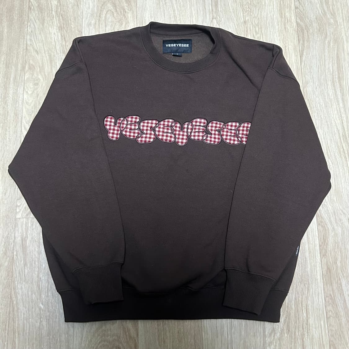 예스아이씨 체크 로고 스웻셔츠 상품이미지1