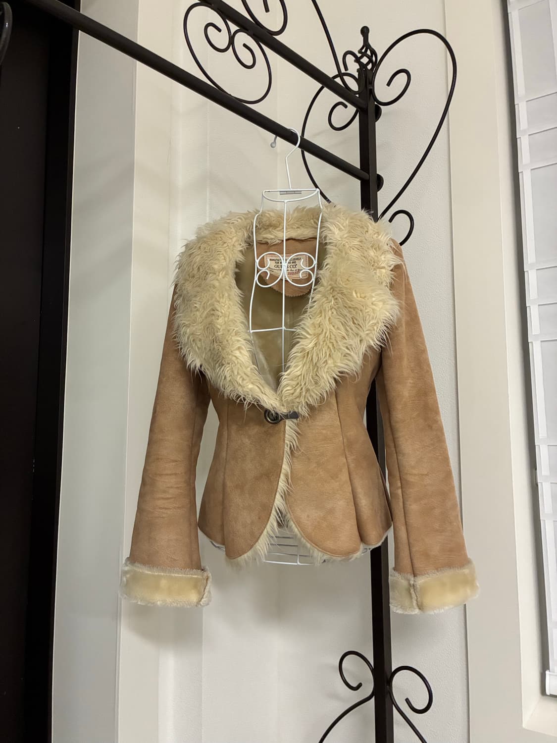 Guess 베이지 버클 무스탕 상품이미지4