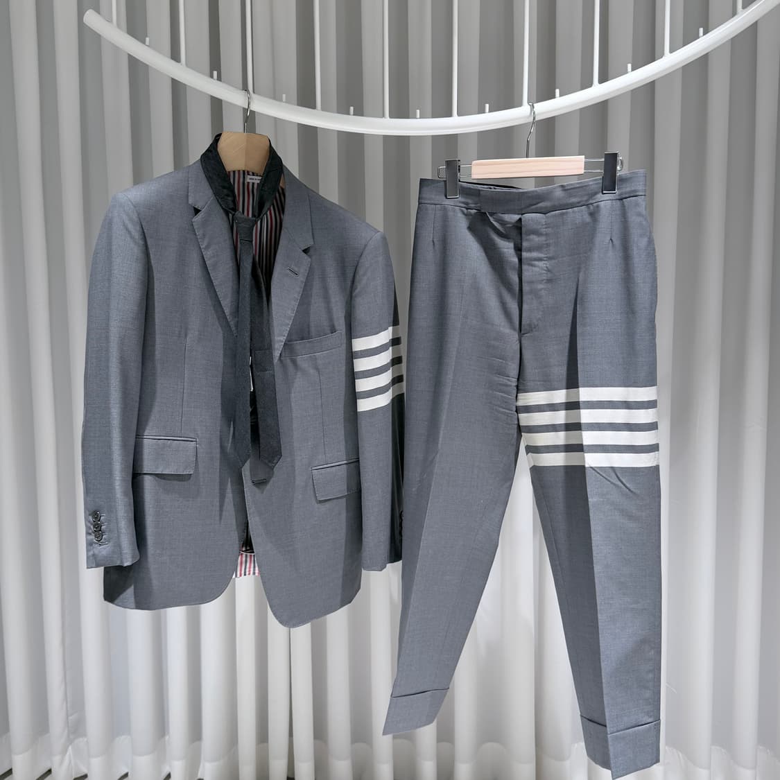 (A+/3,2) / 톰브라운 사선완장 수트 정장 셋업 미드그레이 상품이미지1