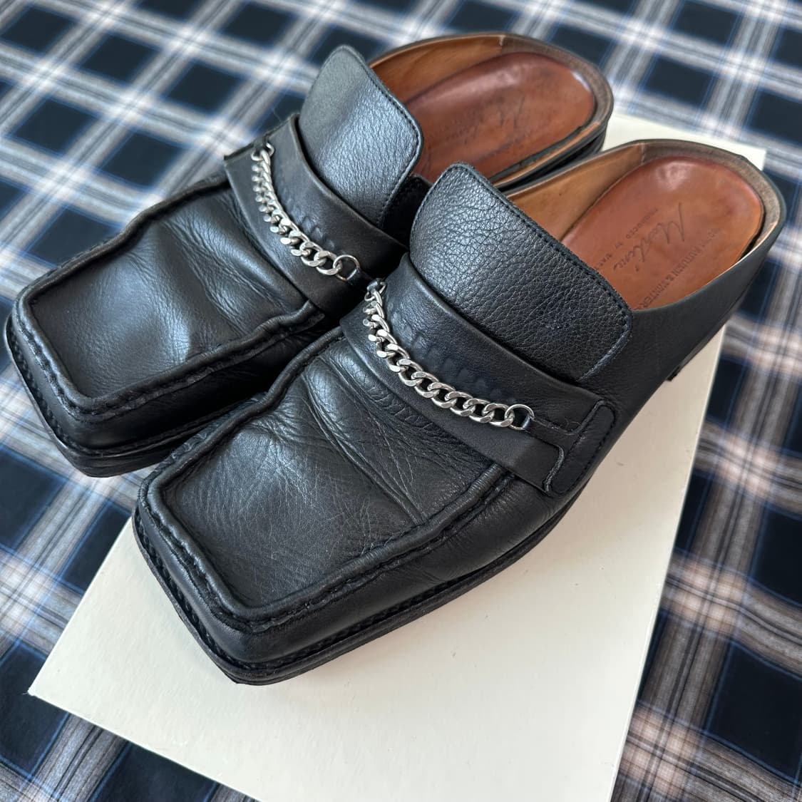 마틴로즈 체인 장식 레더 뮬 슬리퍼 블랙  상품이미지1