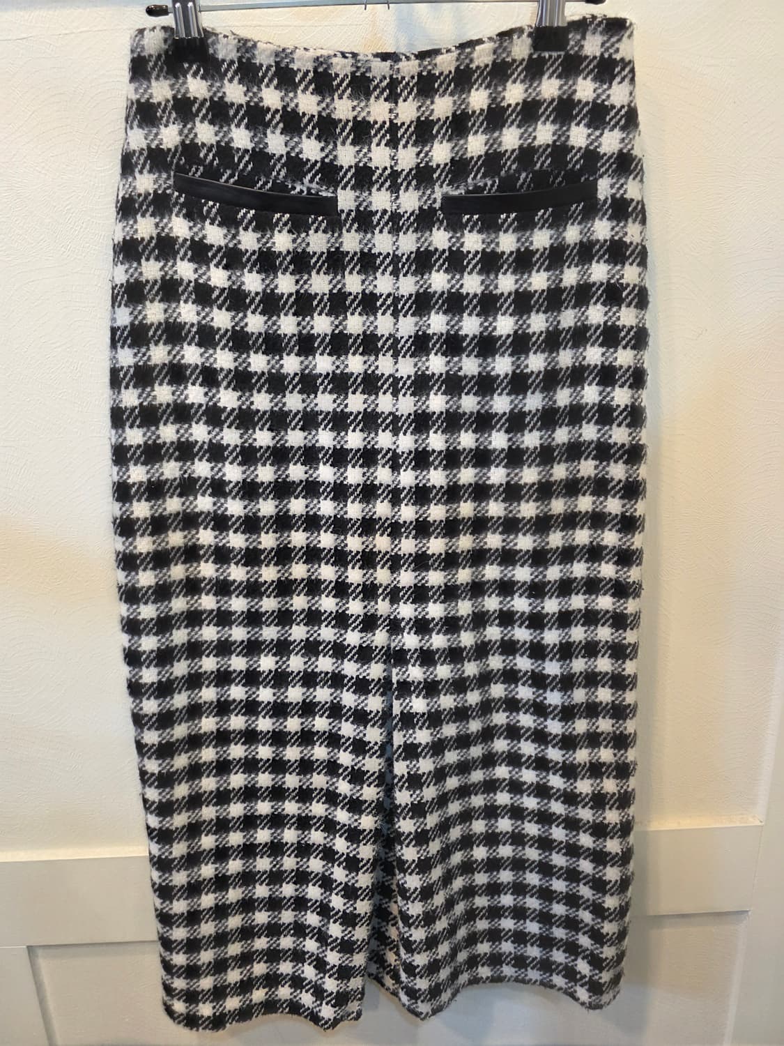 위아  블랙 하운드투스 체크패턴 울혼방스커트 상품이미지2