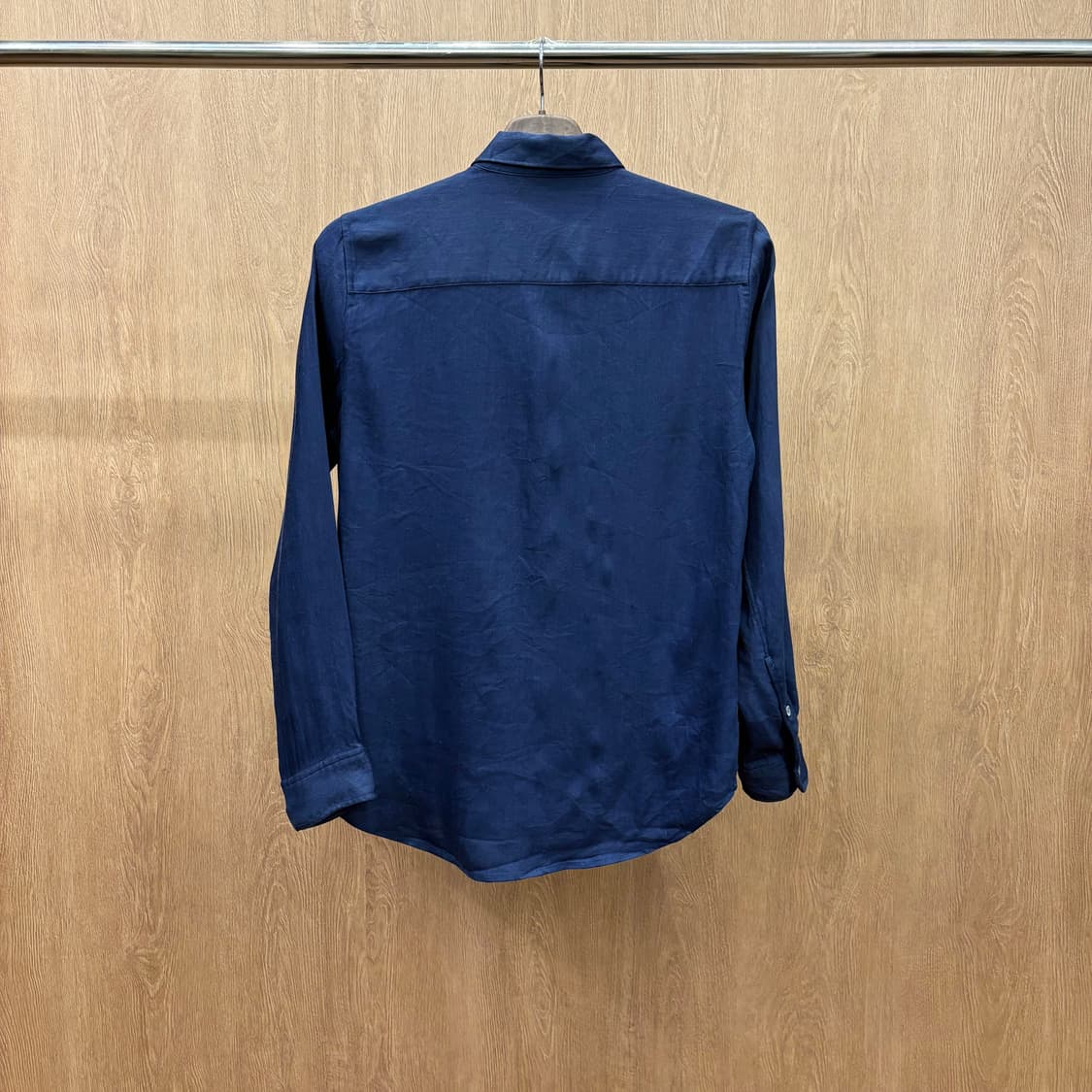 띠어리 린넨 긴팔 셔츠 더블 플랩 포켓 버튼 심플 디테일 네이비 상품이미지3