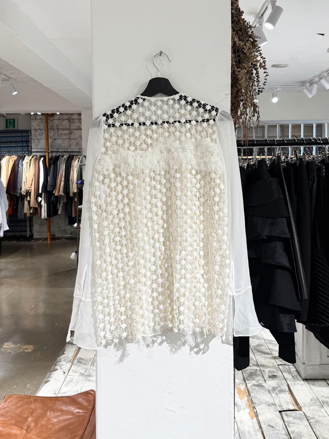 끌로에 화이트 펀칭 쉬어 블라우스 상품이미지6