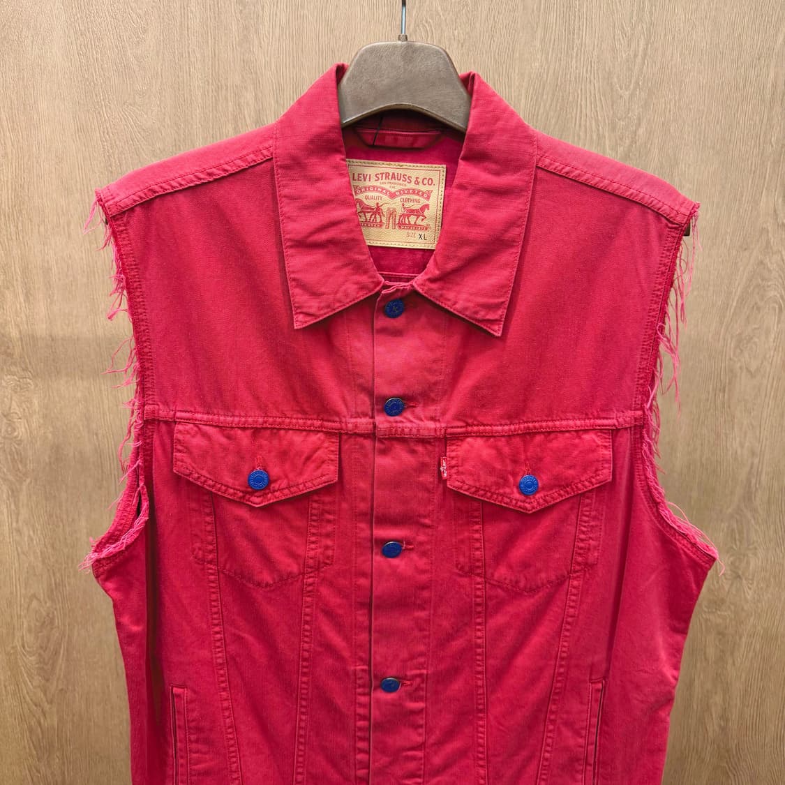 리바이스 데님 베스트 컷오프 슬리브 웨스턴 로켓 레드 탭 디테일 레드 상품이미지4