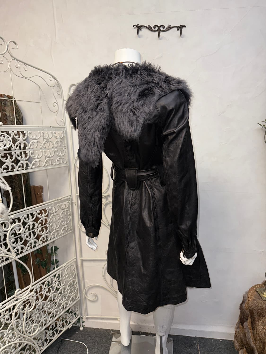 Black lamb skin lamb fur belted coat 상품이미지5