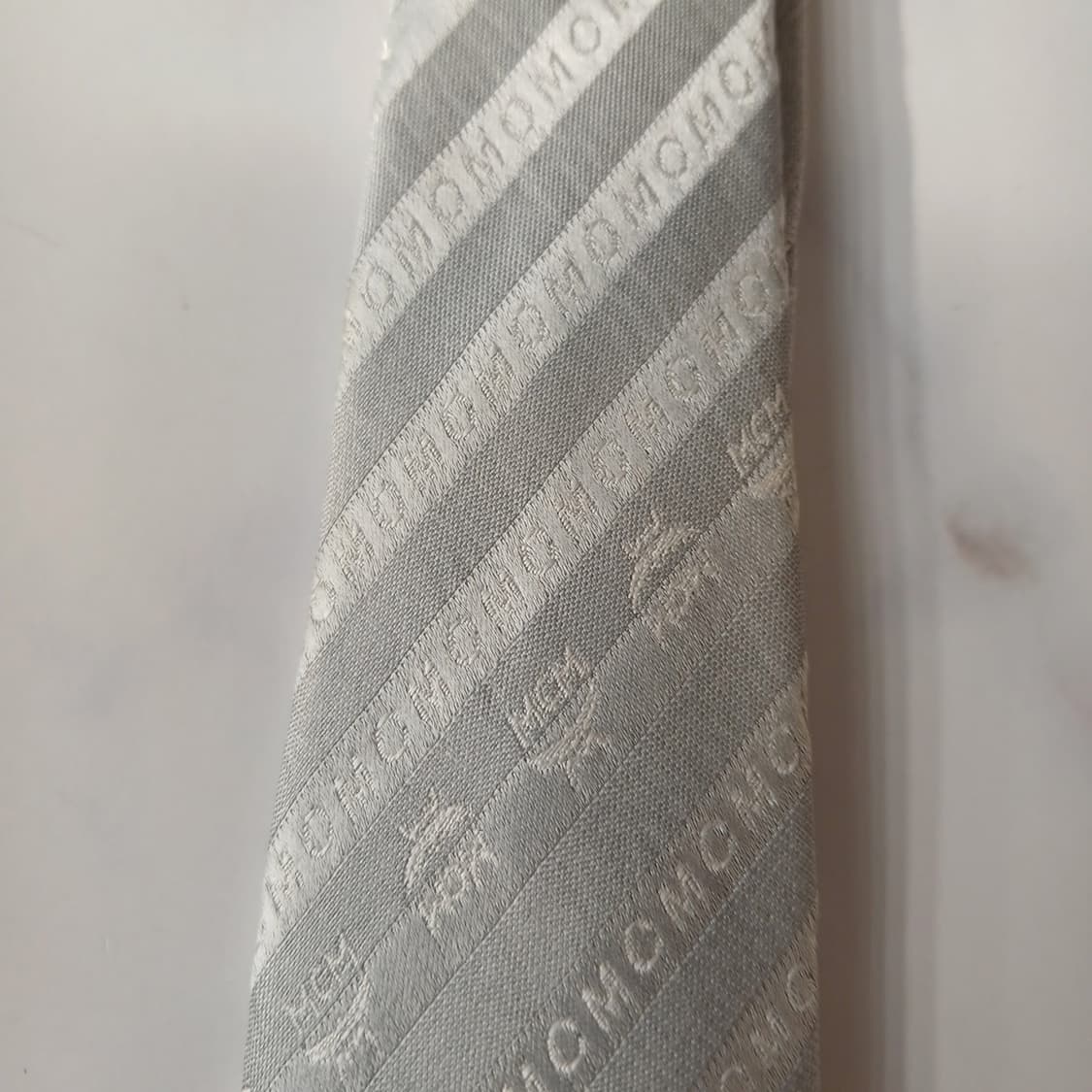 엠씨엠 실크 실버 사선 로고 패턴 넥타이 9cm A등급 A19638
 상품이미지9