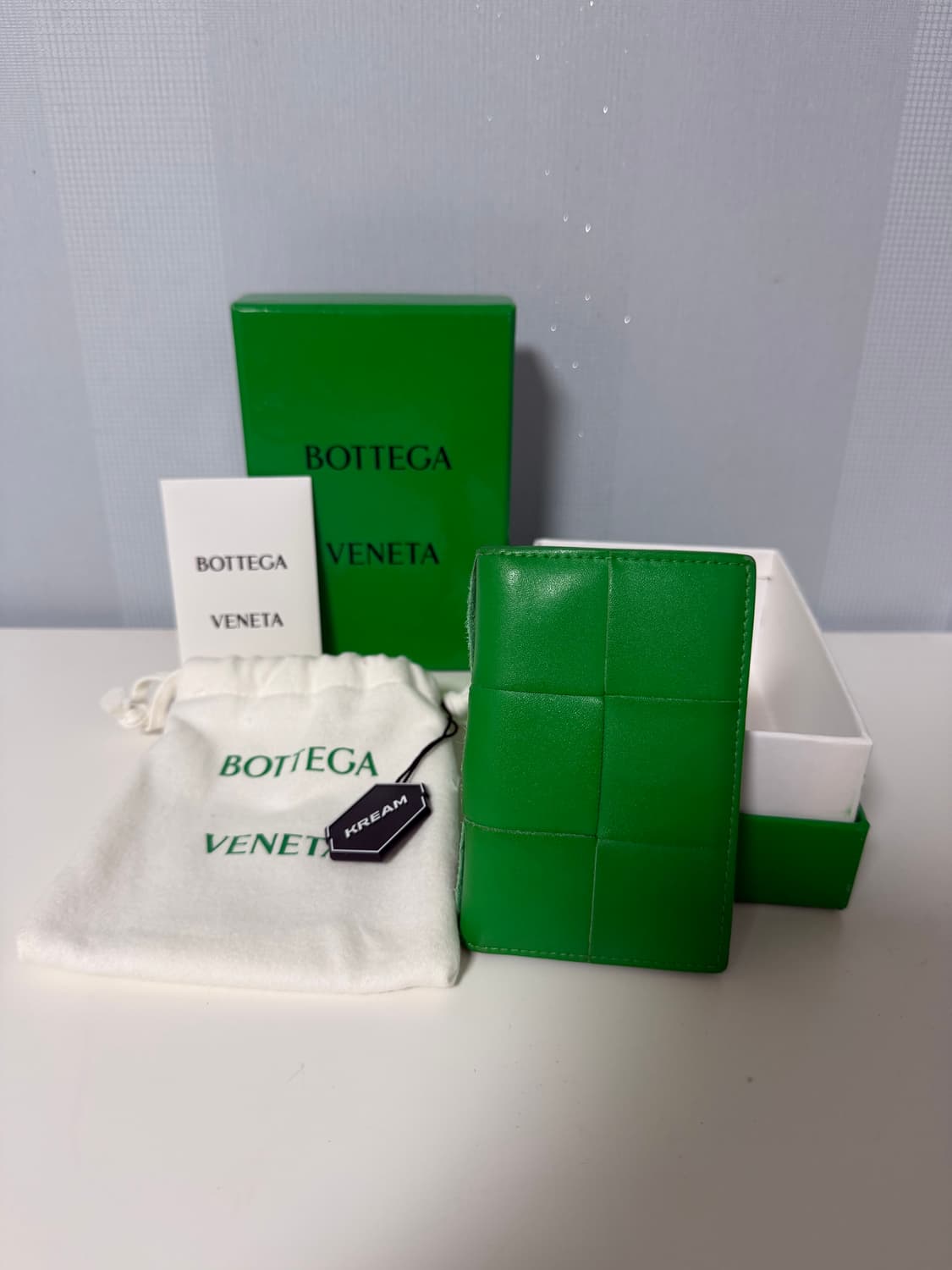 크림 풀구성 ) 보테가베네타 지갑 플랩 카드 케이스 패러킷 상품이미지1