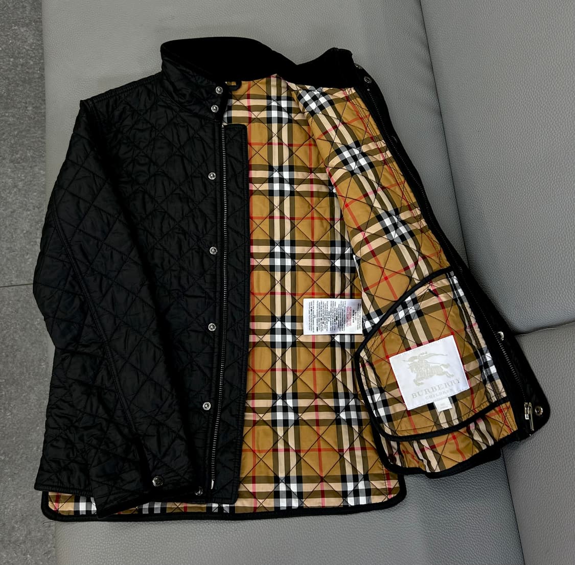 버버리 키즈 하이넥 코듀로이 퀼팅 블랙 자켓(10세) 상품이미지5