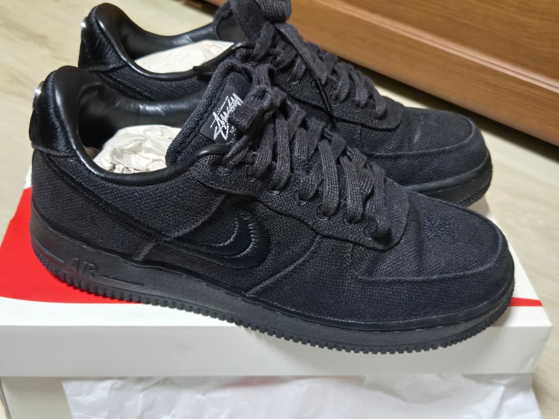 나이키 x 스투시 에어포스 1 로우 트리플 블랙 상품이미지1