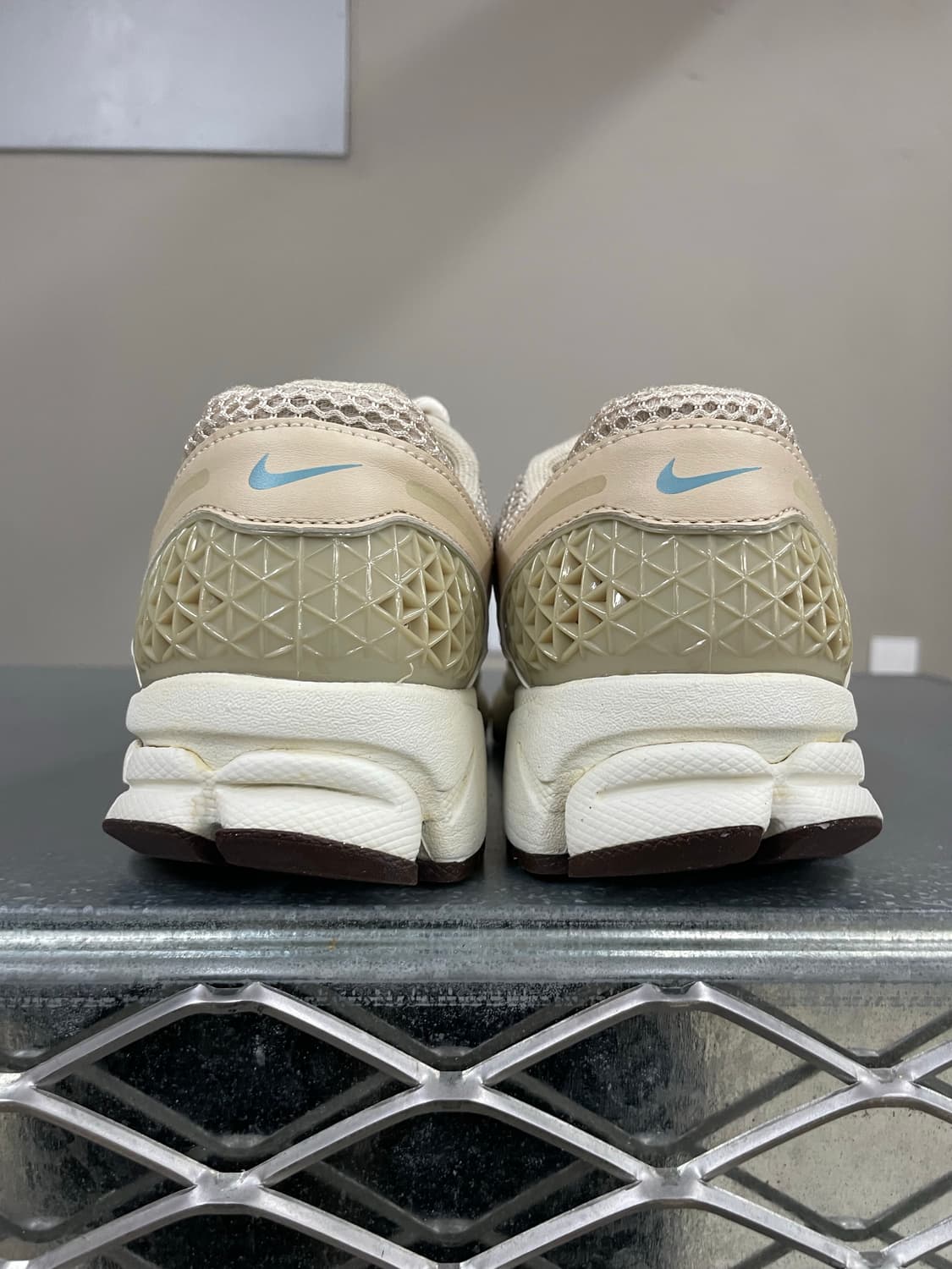 나이키 줌 보메로 5 오트밀 베이지 240 상품이미지3