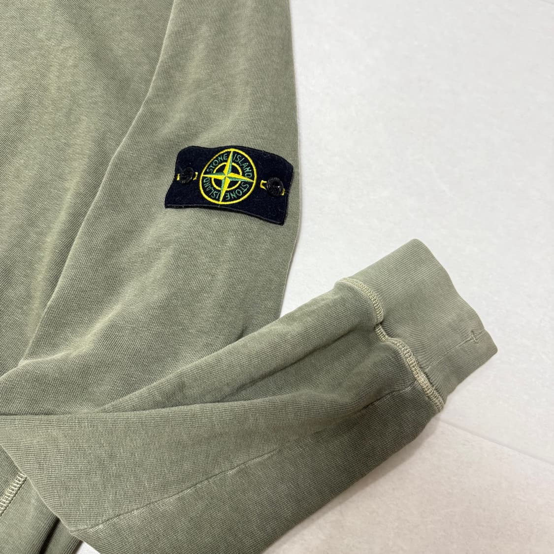 [백화점판, XXL] 스톤아일랜드 롱슬리브 맨투맨 올리브 카키 상품이미지5