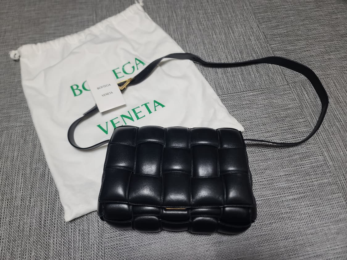 보테가베네타 카프스킨 레더 패딩백 카세트백 블랙 금장 크로스백 상품이미지1