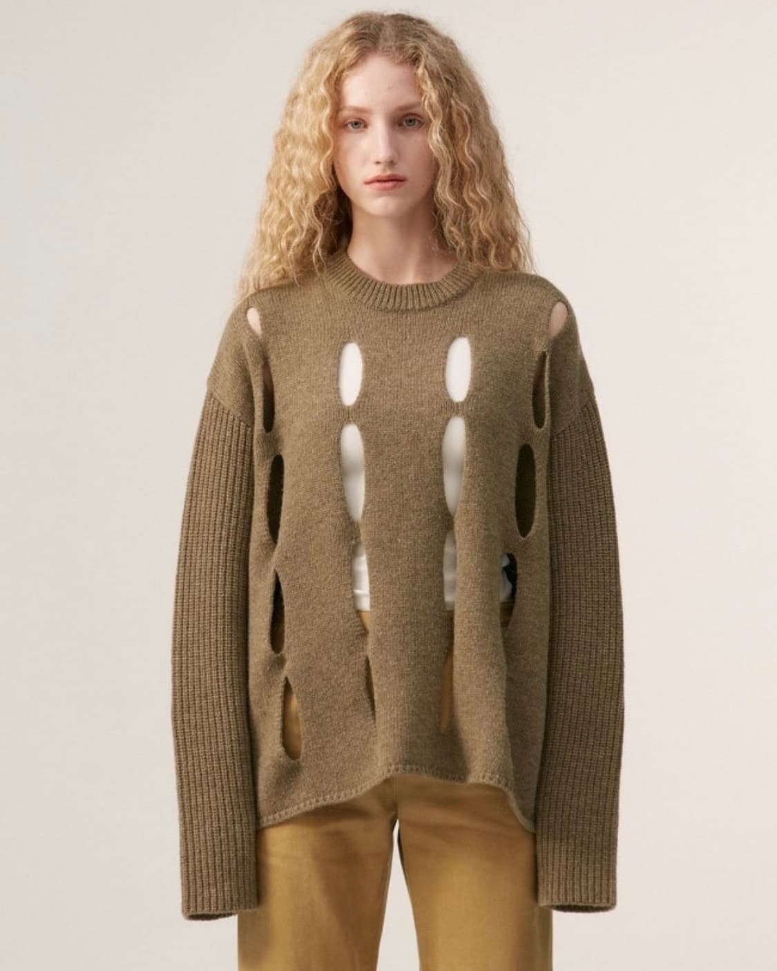 더오픈프로덕트 버티컬 컷아웃 니트 카키 상품이미지1