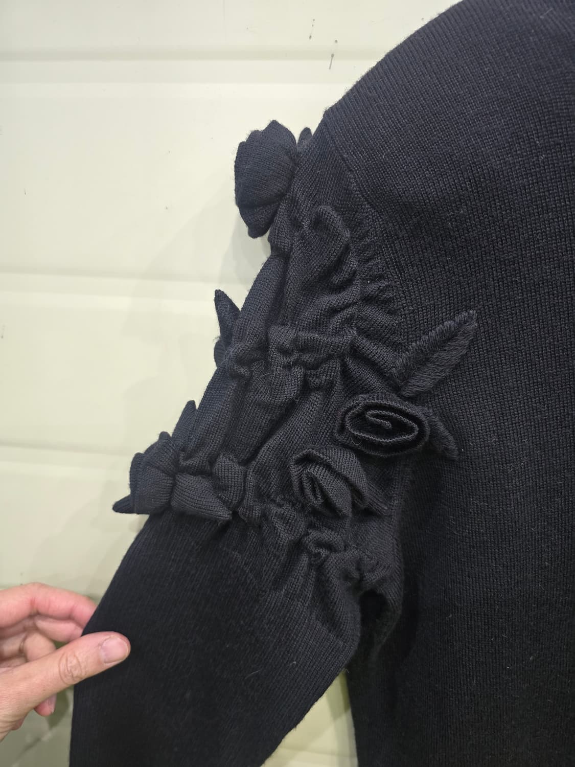 일본 빈티지 울 100% 블랙 플라워 장식 니트 상품이미지4
