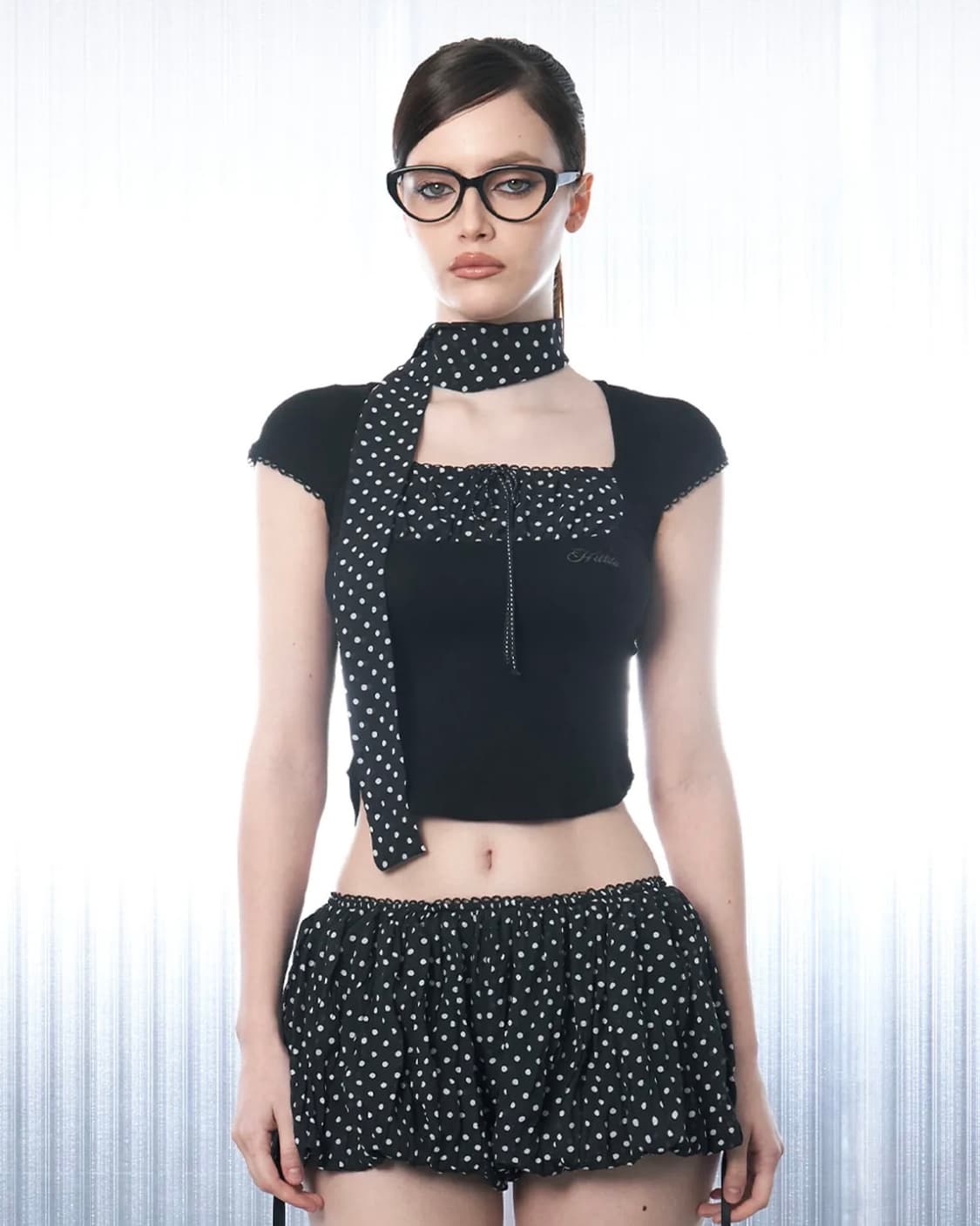 힐다 도트 스퀘어 크롭 탑 블랙 상품이미지1