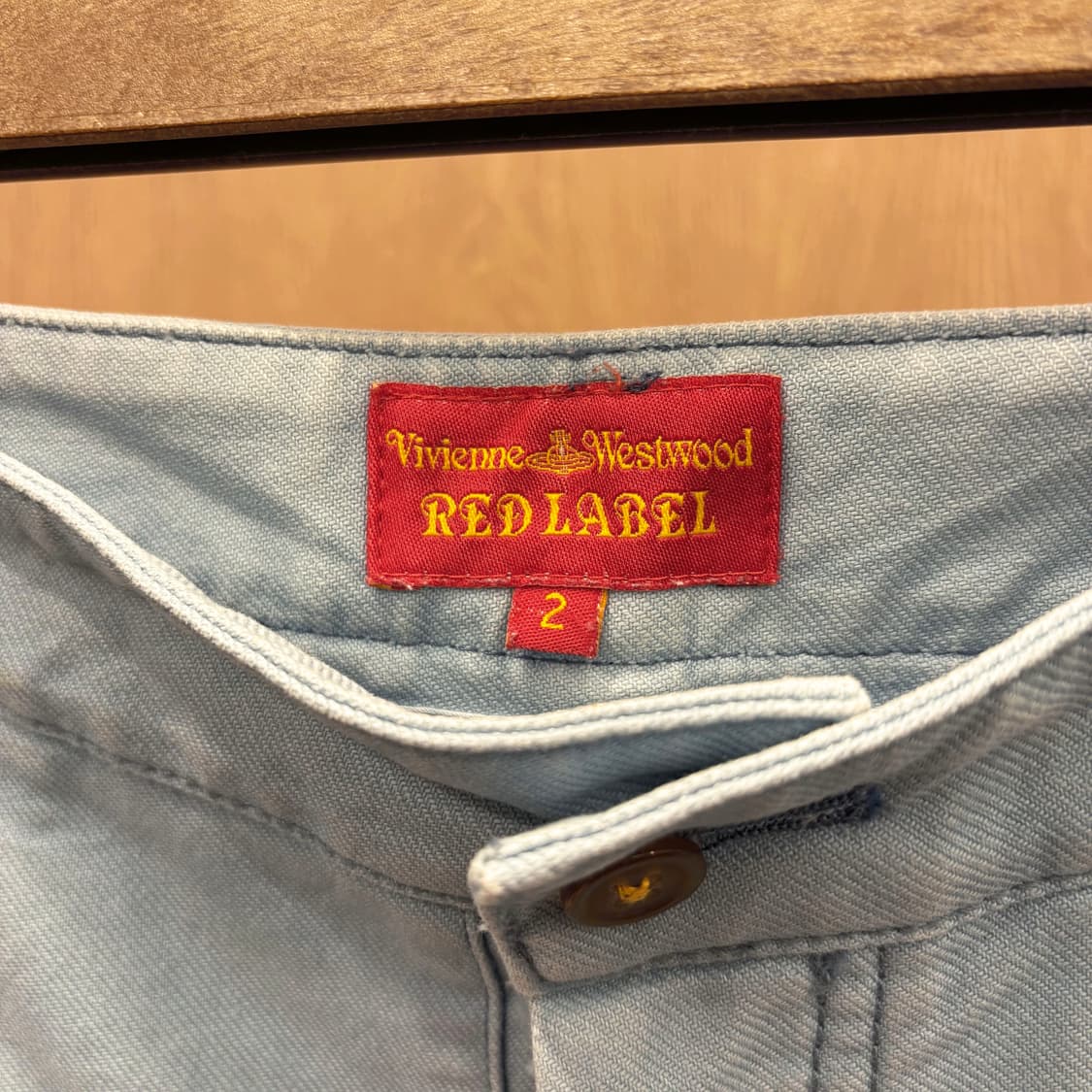 비비안 웨스트우드 코튼 슬림 팬츠 사이드 버튼 포켓 디테일 라이트 블루 상품이미지7