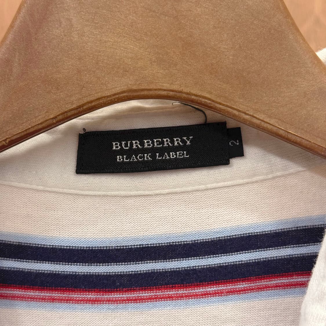 버버리 블랙라벨 반팔 카라 멀티 스트라이프 패턴 자수 로고 디테일 상품이미지7