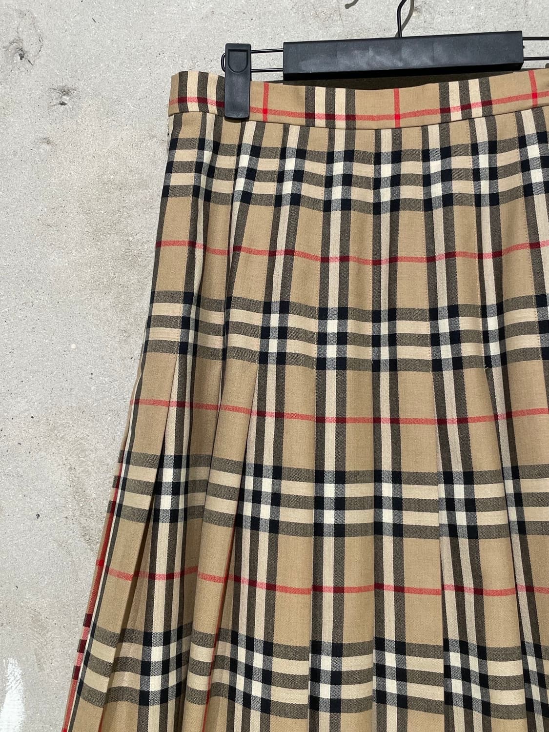 버버리 베이지 노바체크 버클 플리츠 미디스커트 상품이미지2